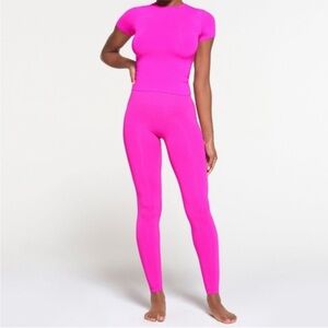 NWT SKIMS Fuchsia Tee & Legging Set - XS